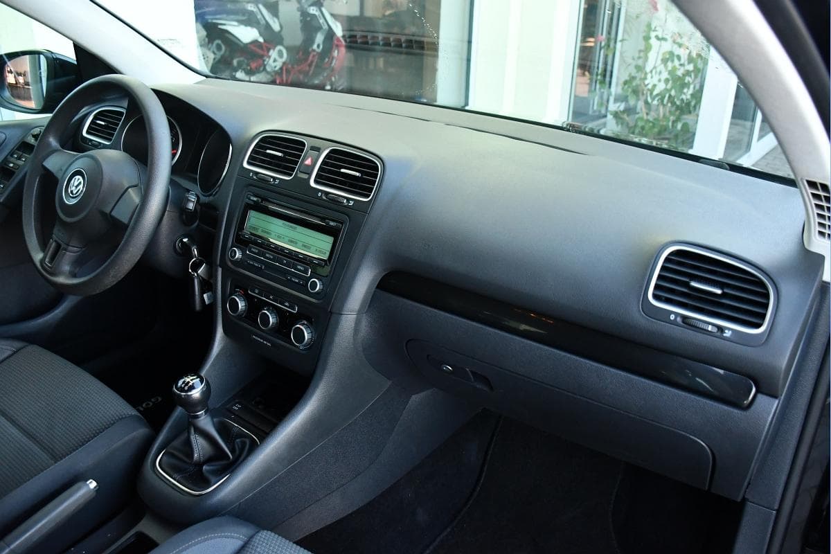 2010 Volkswagen Golf - 18
