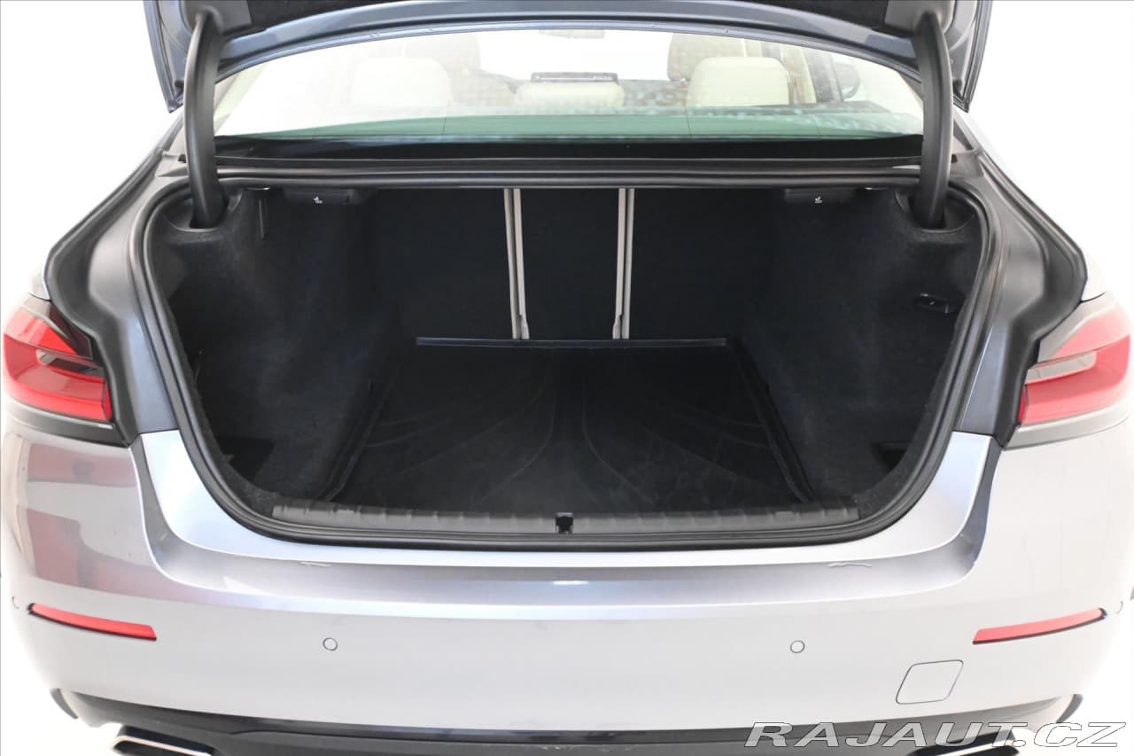 2021 BMW 5-Series - 10