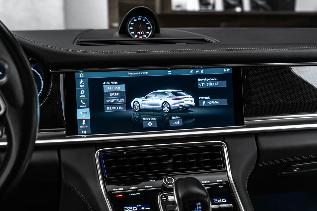 2019 Porsche Panamera - 16