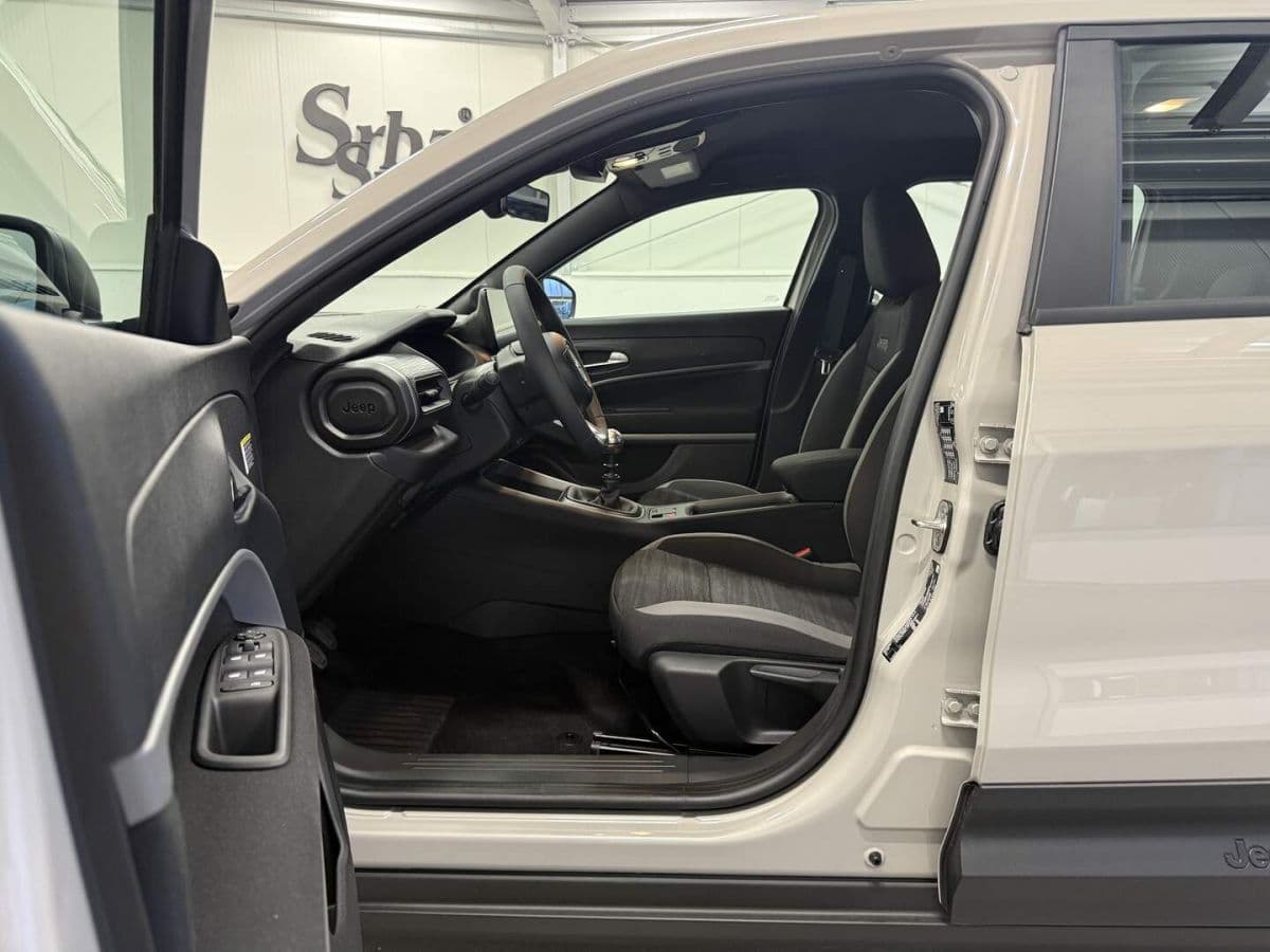 2025 Jeep Avenger - 17