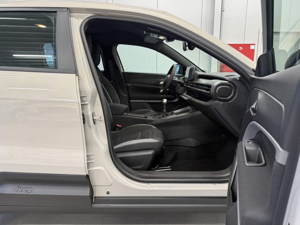 2025 Jeep Avenger - 19