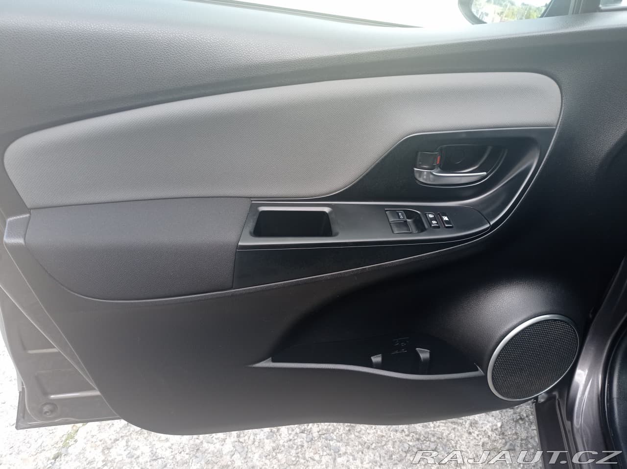 2016 Toyota Yaris - 9