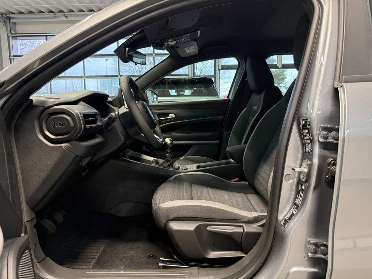 2025 Jeep Avenger - 16