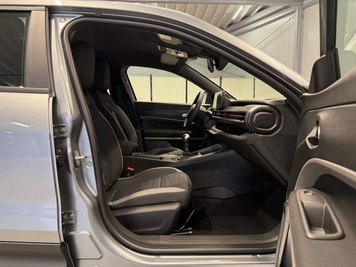 2025 Jeep Avenger - 18