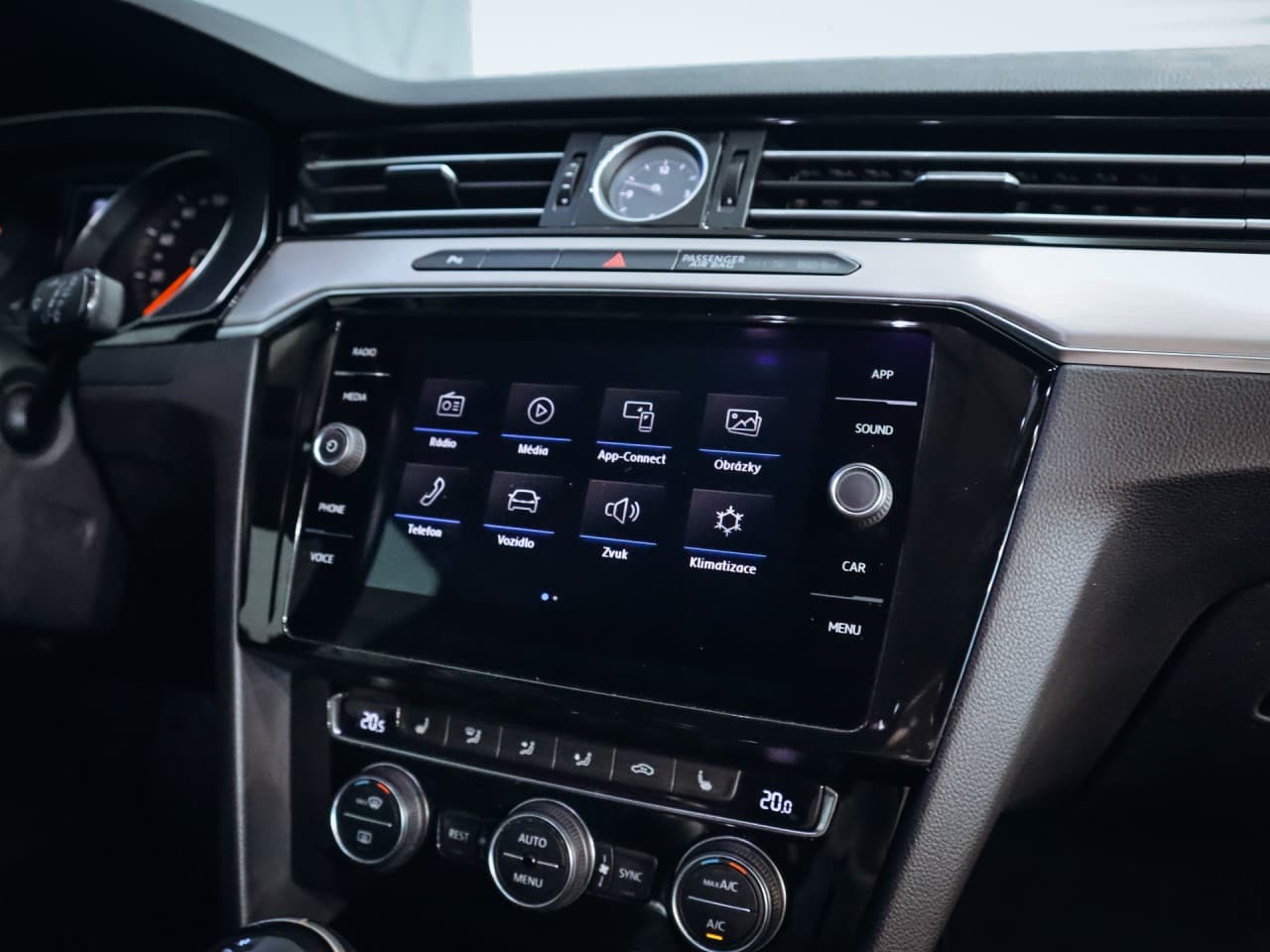 2019 Volkswagen Passat - 12