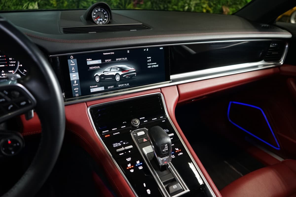 2017 Porsche Panamera - 15