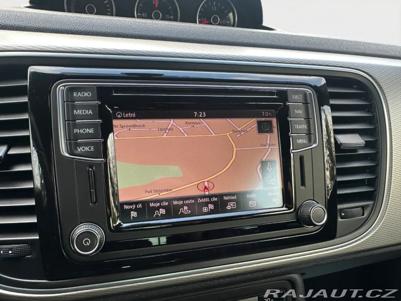 2015 Volkswagen Beetle - 16