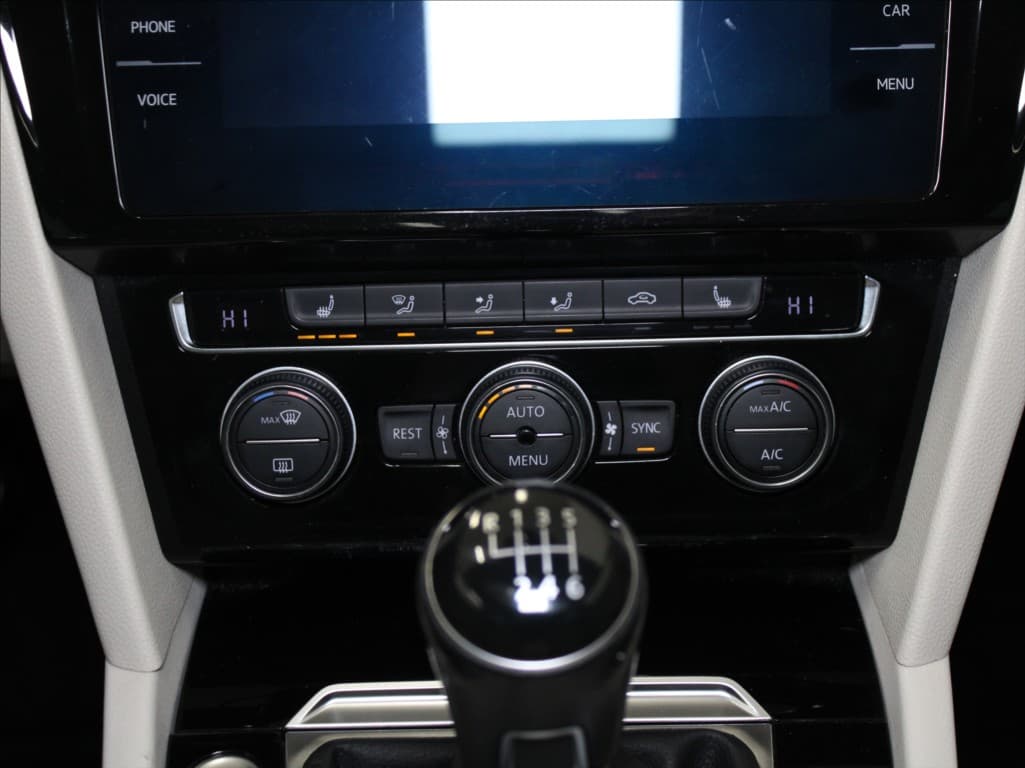 2017 Volkswagen Passat - 17