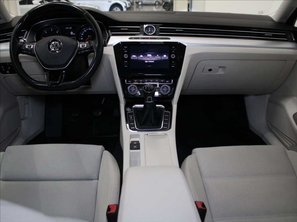 2017 Volkswagen Passat - 8