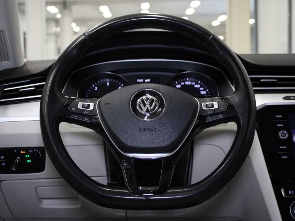 2017 Volkswagen Passat - 9