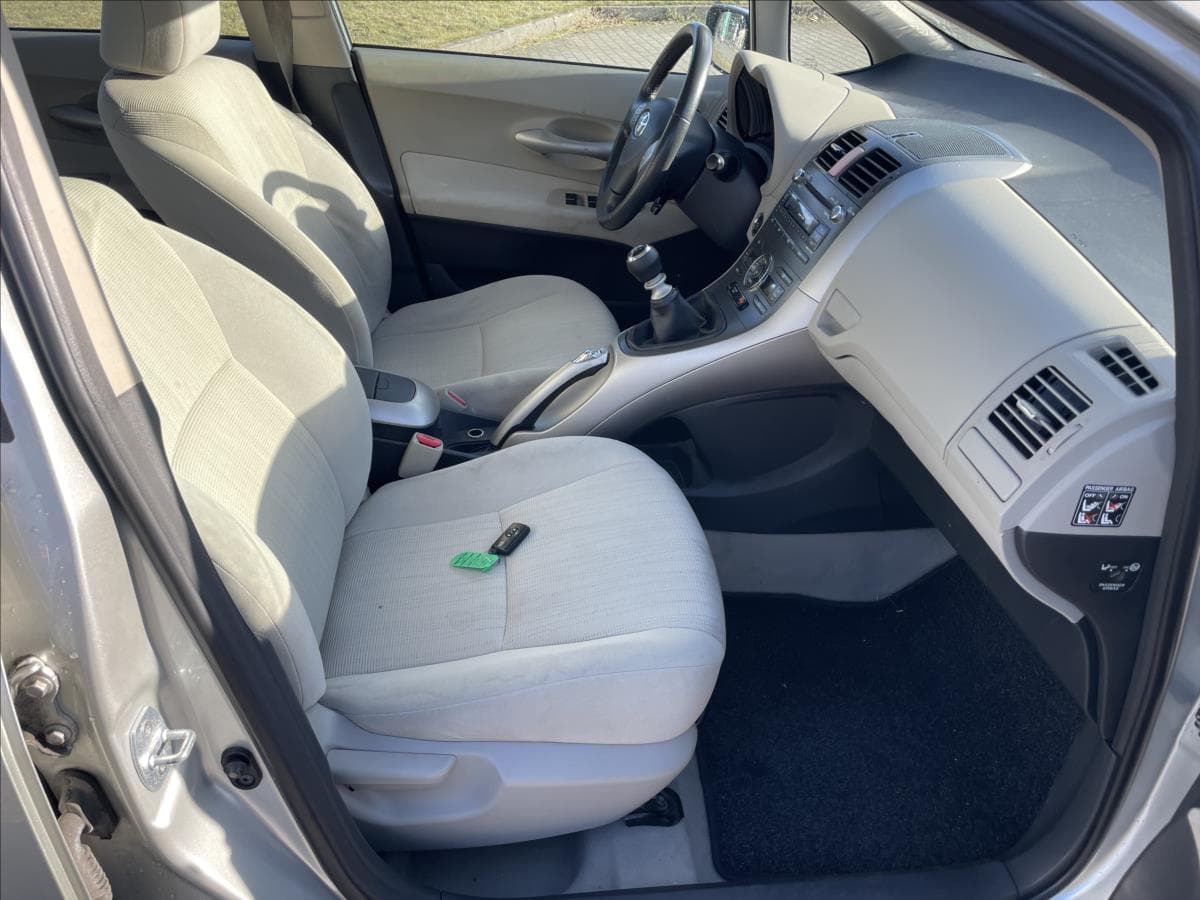 2008 Toyota Auris - 13