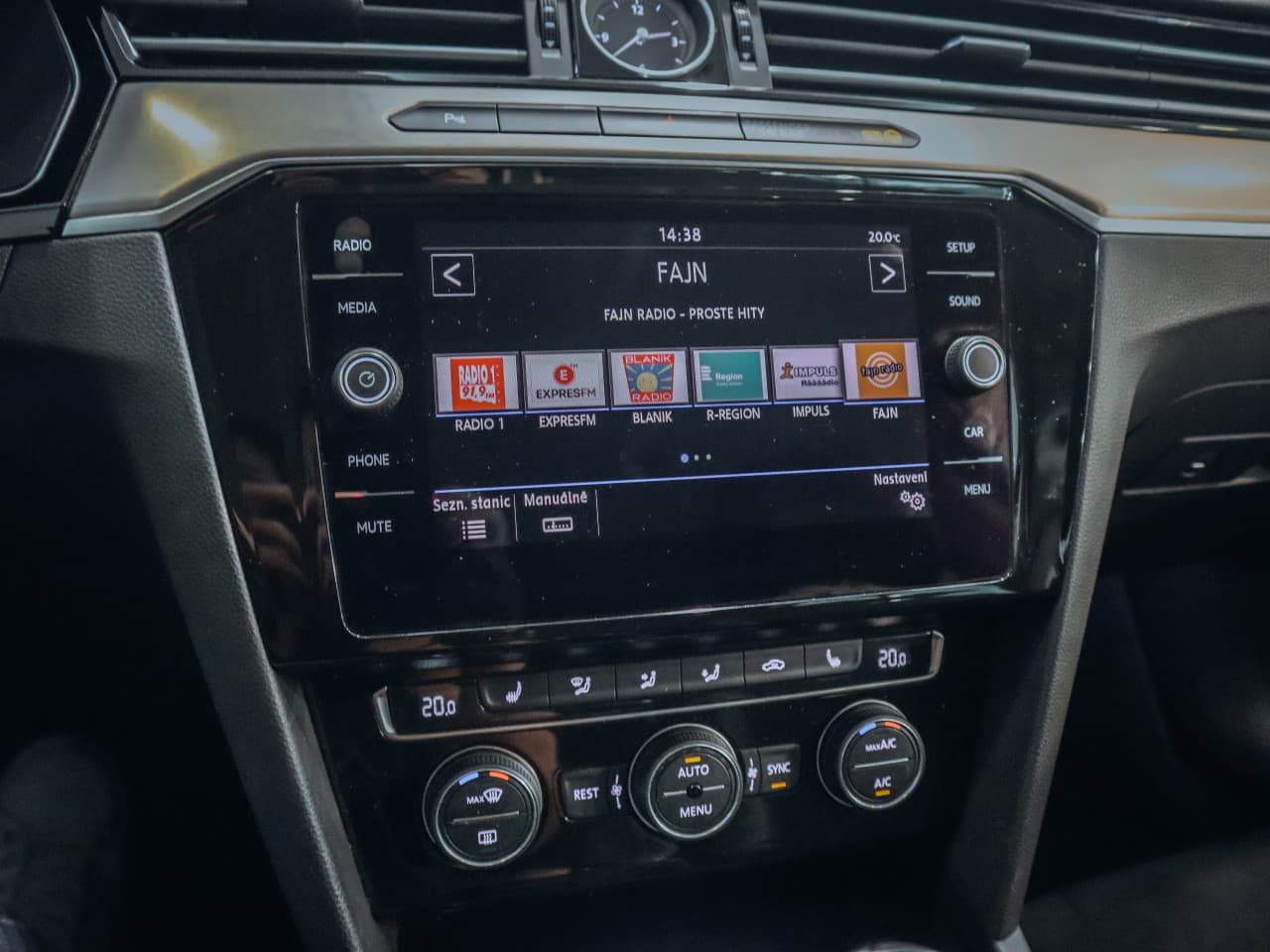 2018 Volkswagen Passat - 15