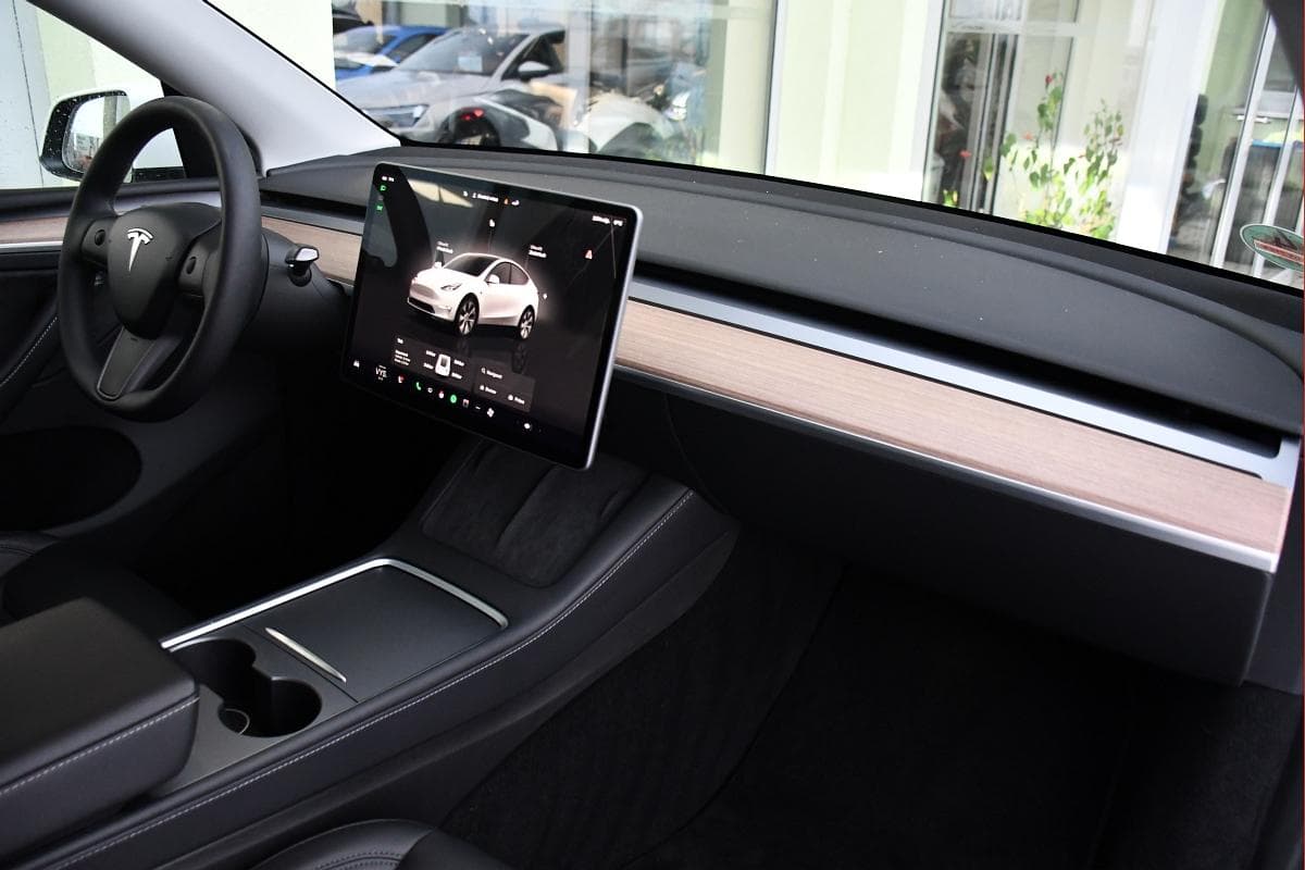 2023 Tesla Model Y - 17