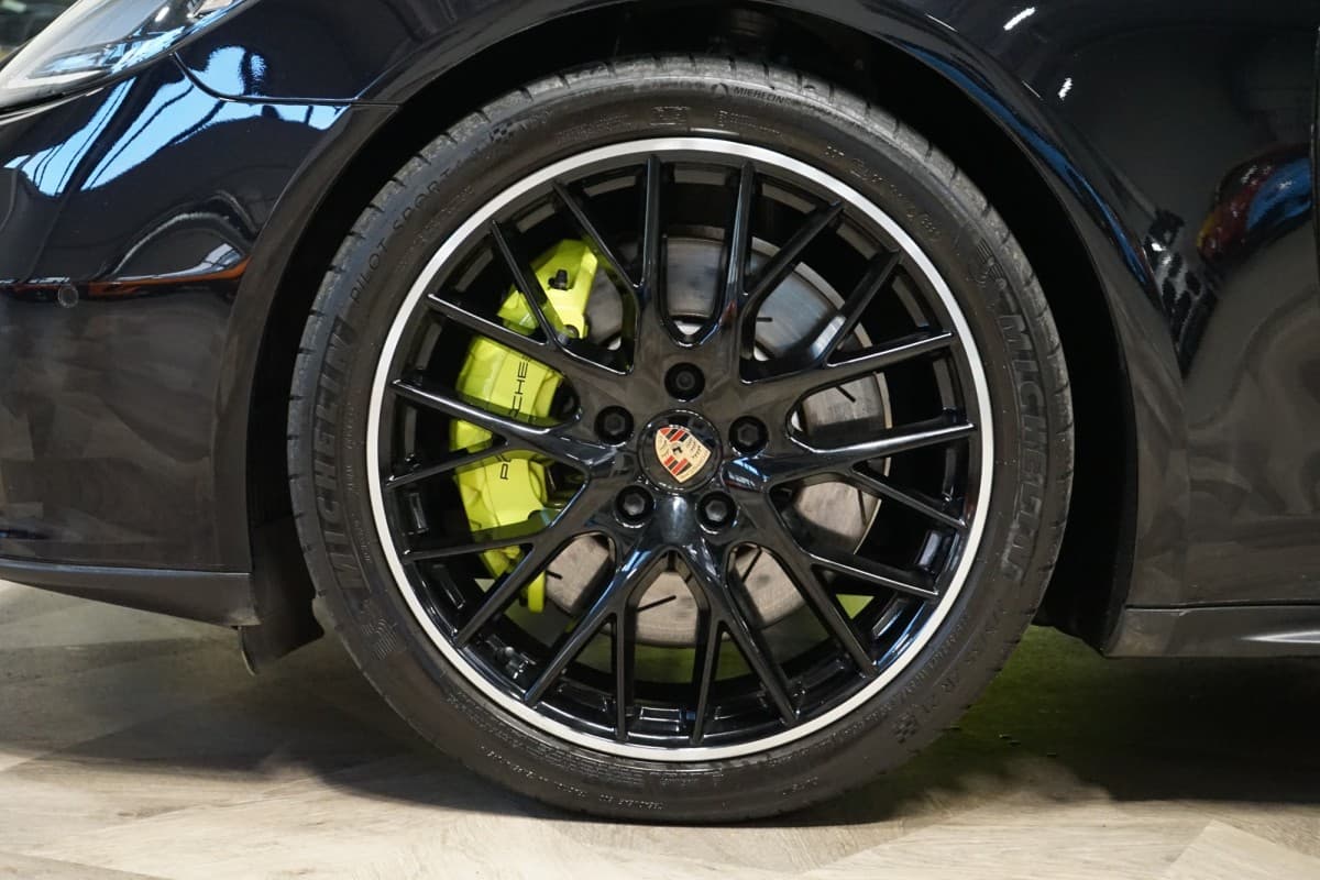 2021 Porsche Panamera - 4