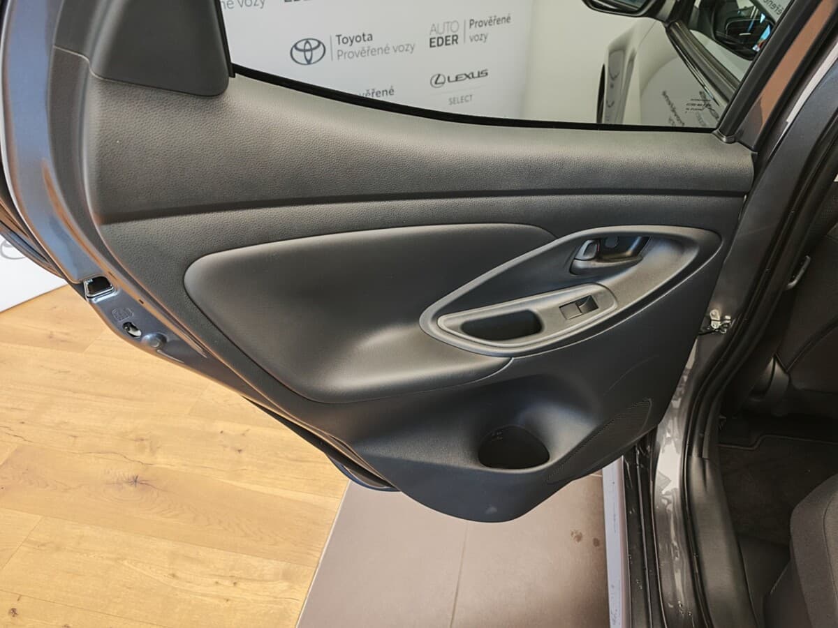 2025 Toyota Yaris - 12
