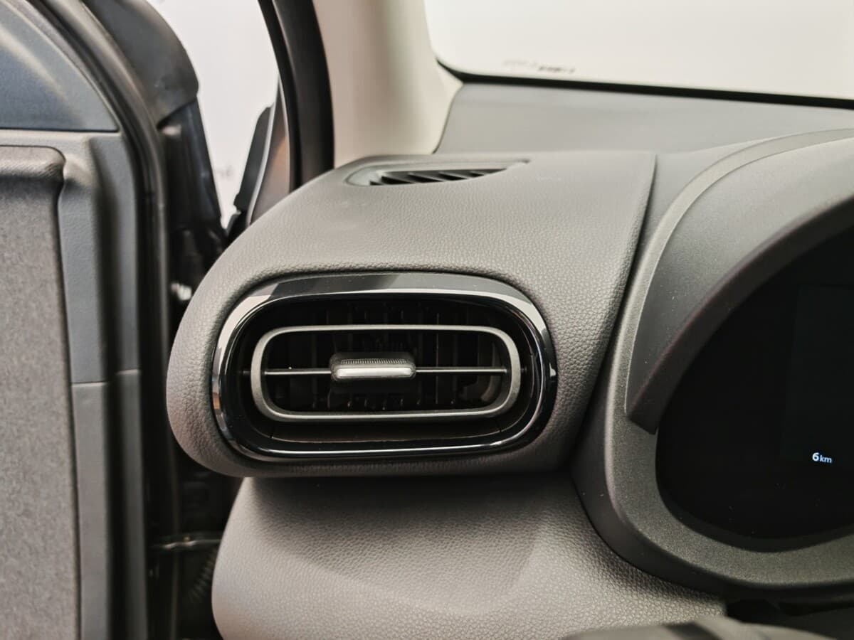 2025 Toyota Yaris - 19