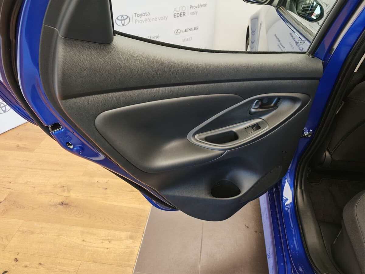 2025 Toyota Yaris - 12