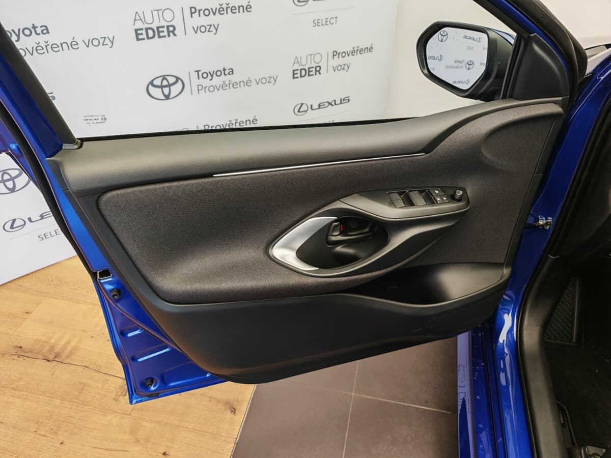 2025 Toyota Yaris - 9