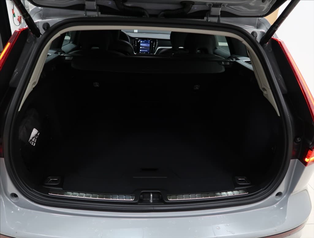 2025 Volvo V60 - 9