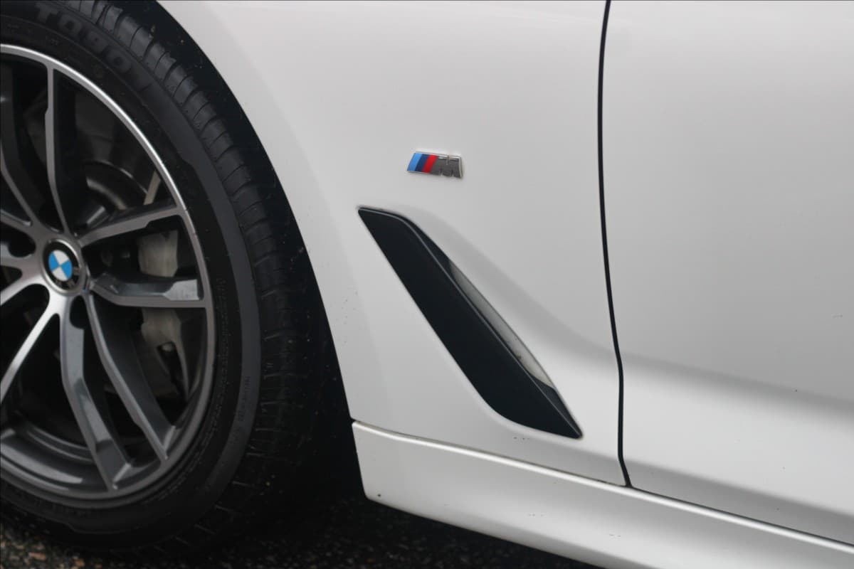 2022 BMW 5-Series - 11