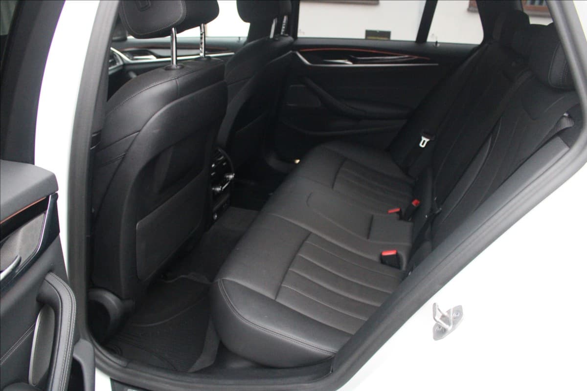 2022 BMW 5-Series - 14