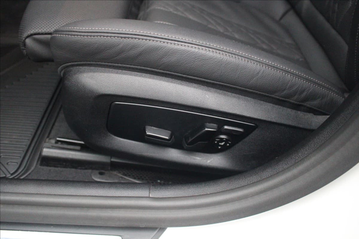 2022 BMW 5-Series - 16