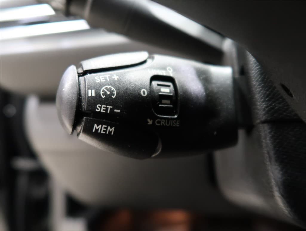 2016 Peugeot 308 - 16