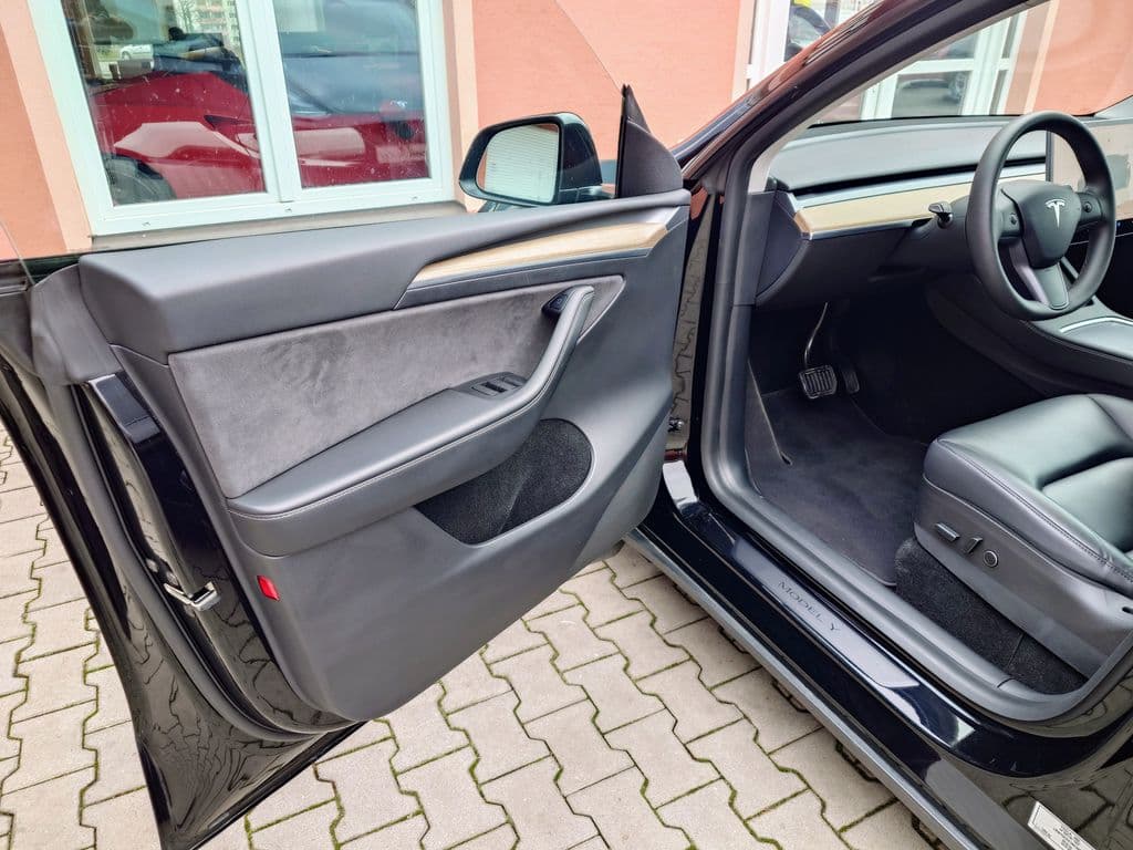 2022 Tesla Model Y - 12