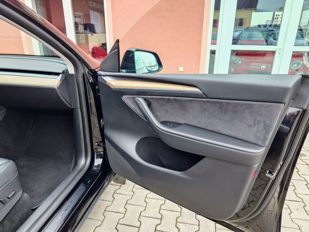 2022 Tesla Model Y - 14