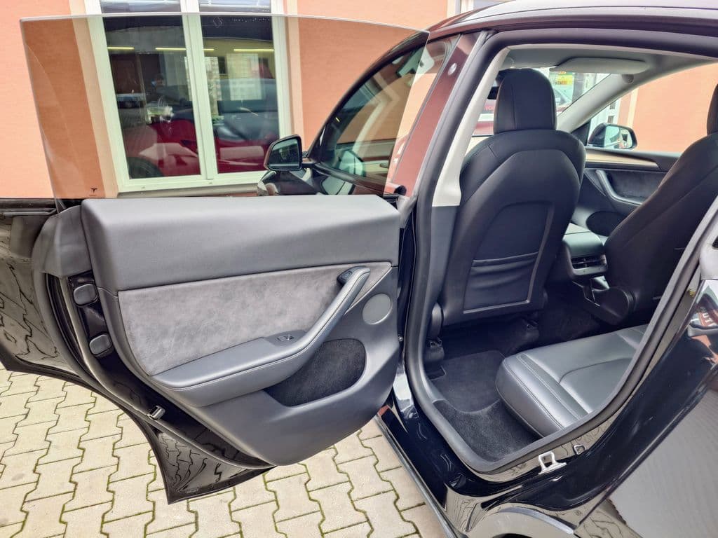 2022 Tesla Model Y - 16