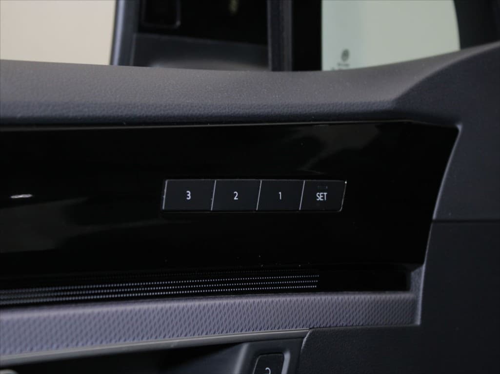 2023 Volkswagen Touareg - 18