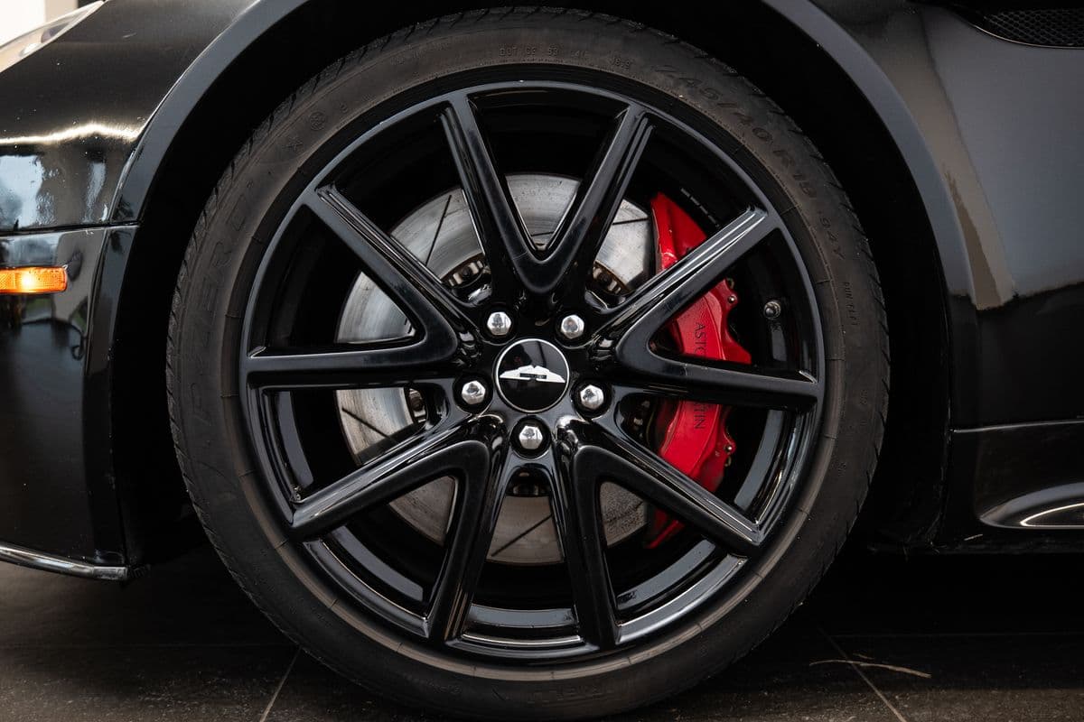 2012 Aston Martin Vantage - 16