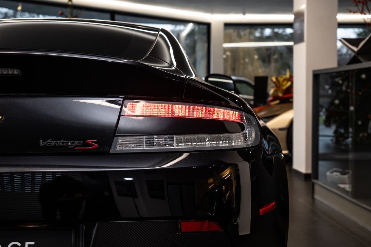 2012 Aston Martin Vantage - 18