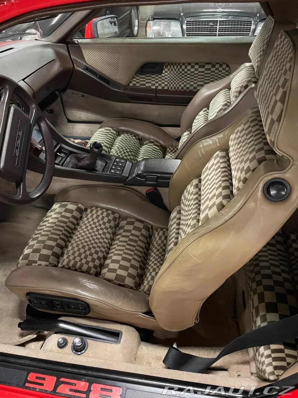 1983 Porsche 928 - 5