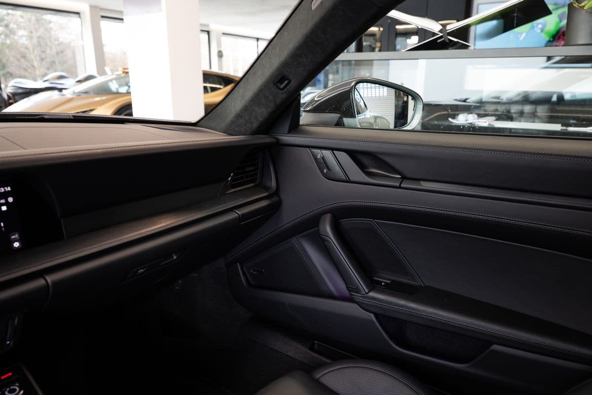 2025 Porsche 911 - 15