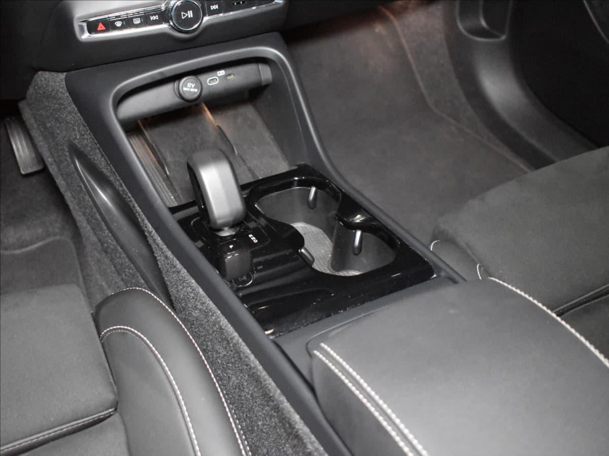 2025 Volvo Ex40 - 13