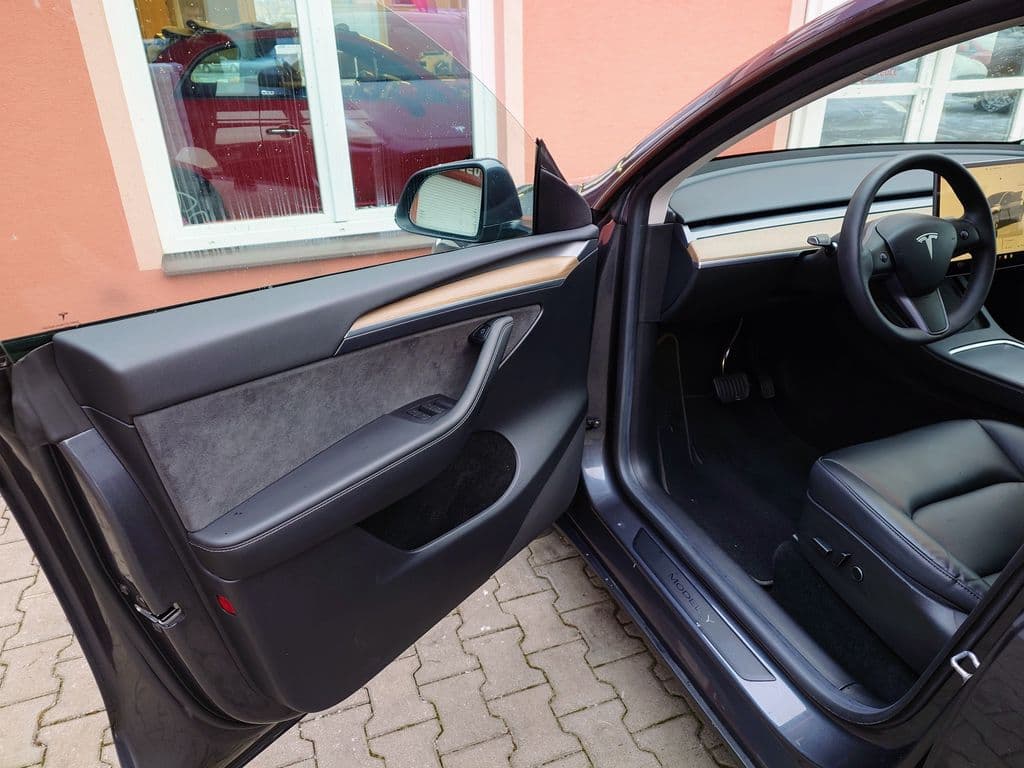 2022 Tesla Model Y - 11
