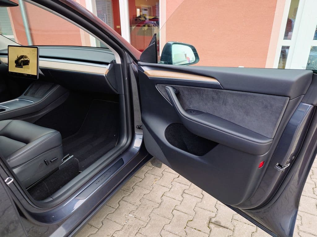 2022 Tesla Model Y - 13