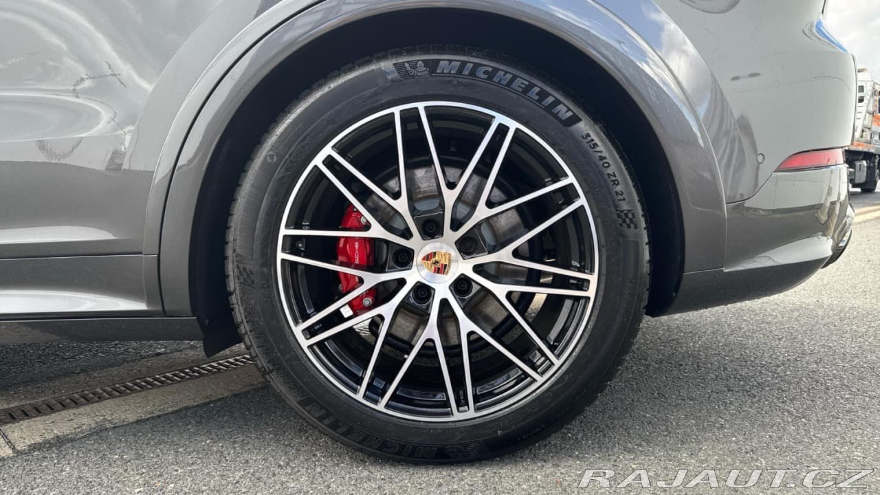 2025 Porsche Cayenne - 12