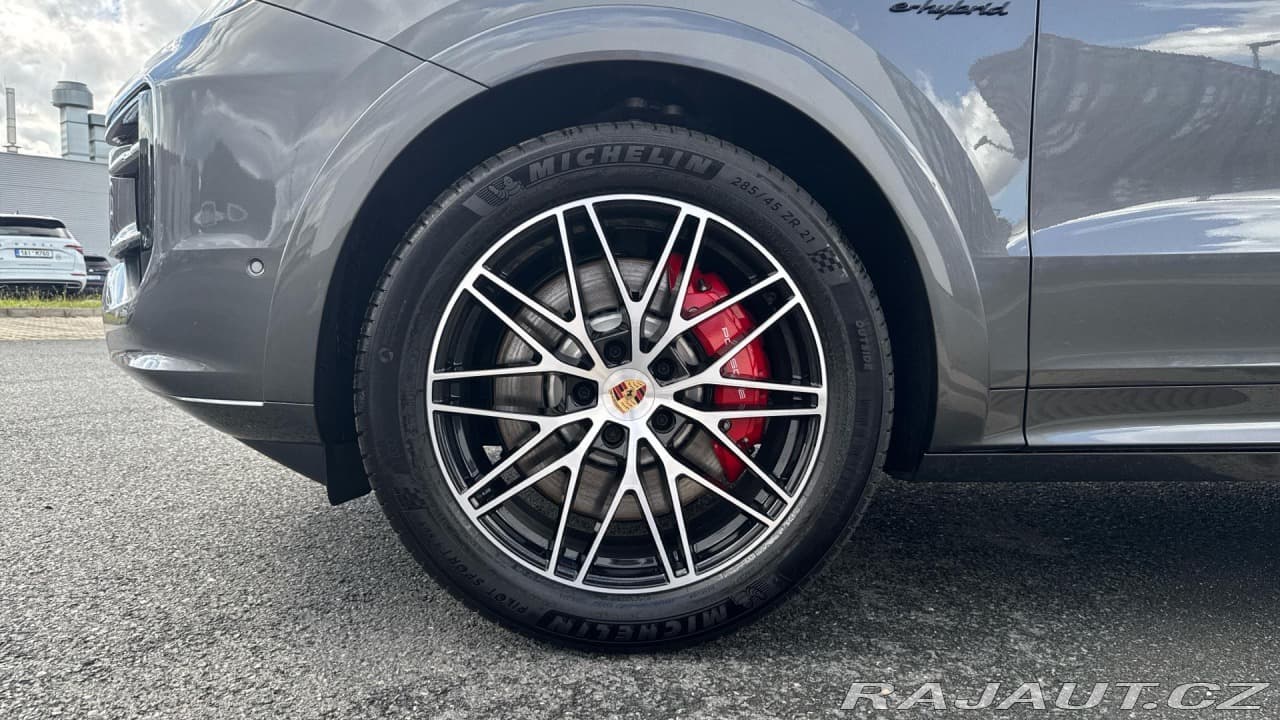 2025 Porsche Cayenne - 9