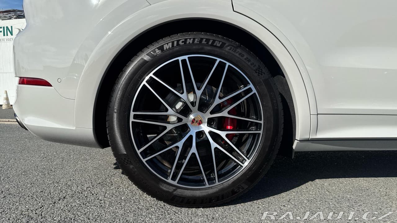 2025 Porsche Cayenne - 11