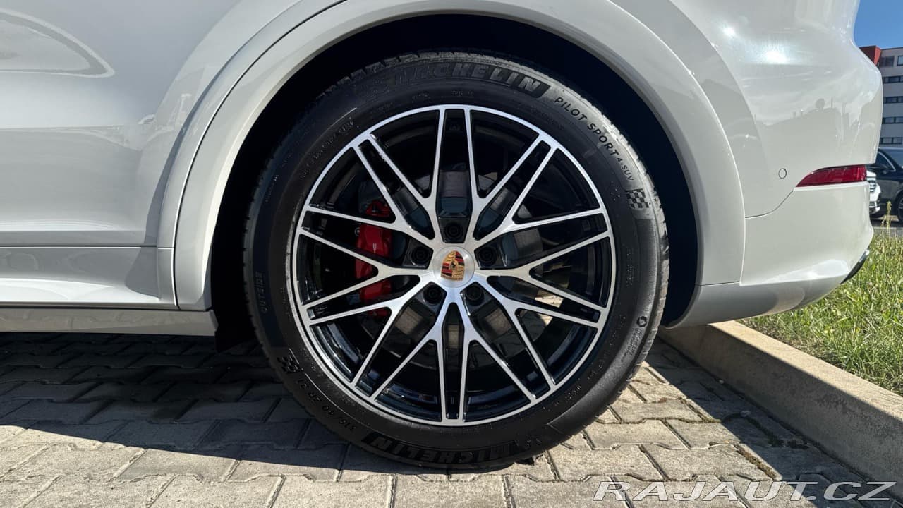 2025 Porsche Cayenne - 12
