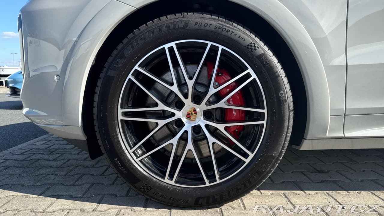 2025 Porsche Cayenne - 9