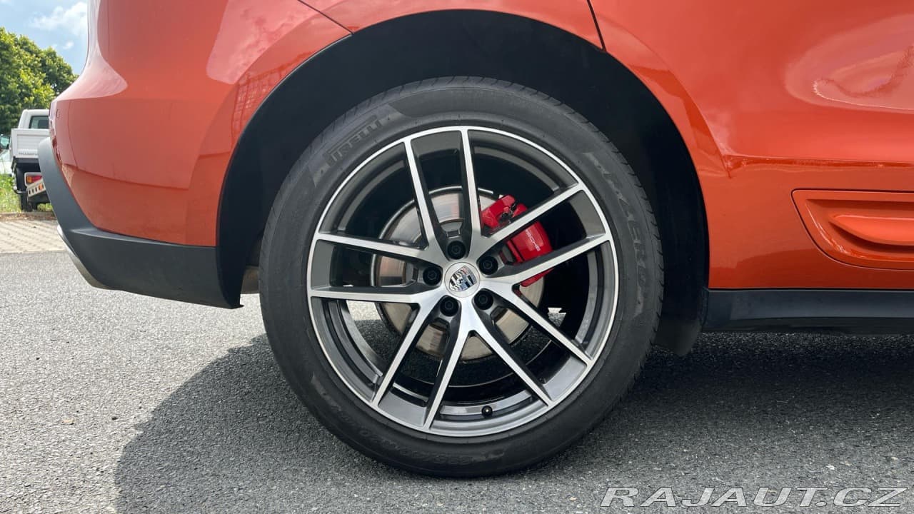 2022 Porsche Macan - 11