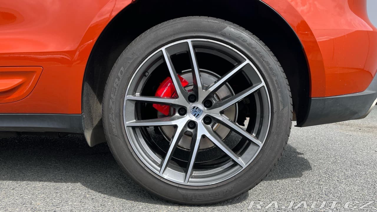 2022 Porsche Macan - 12