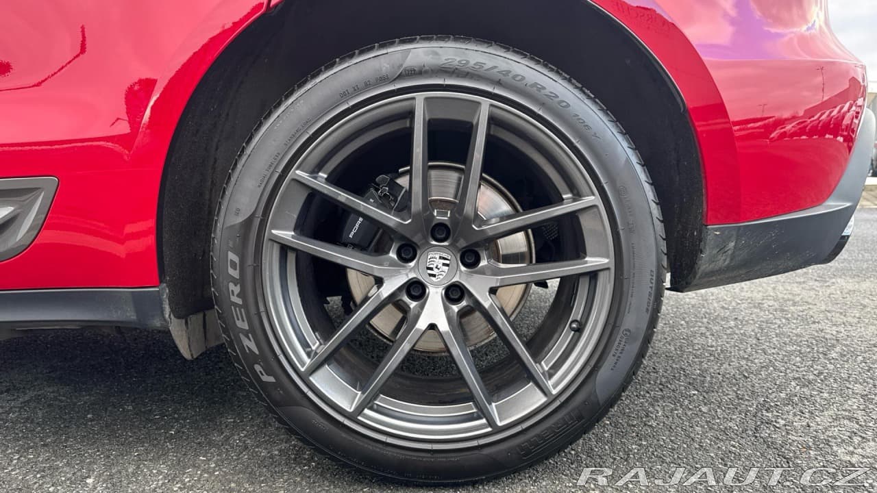 2022 Porsche Macan - 12