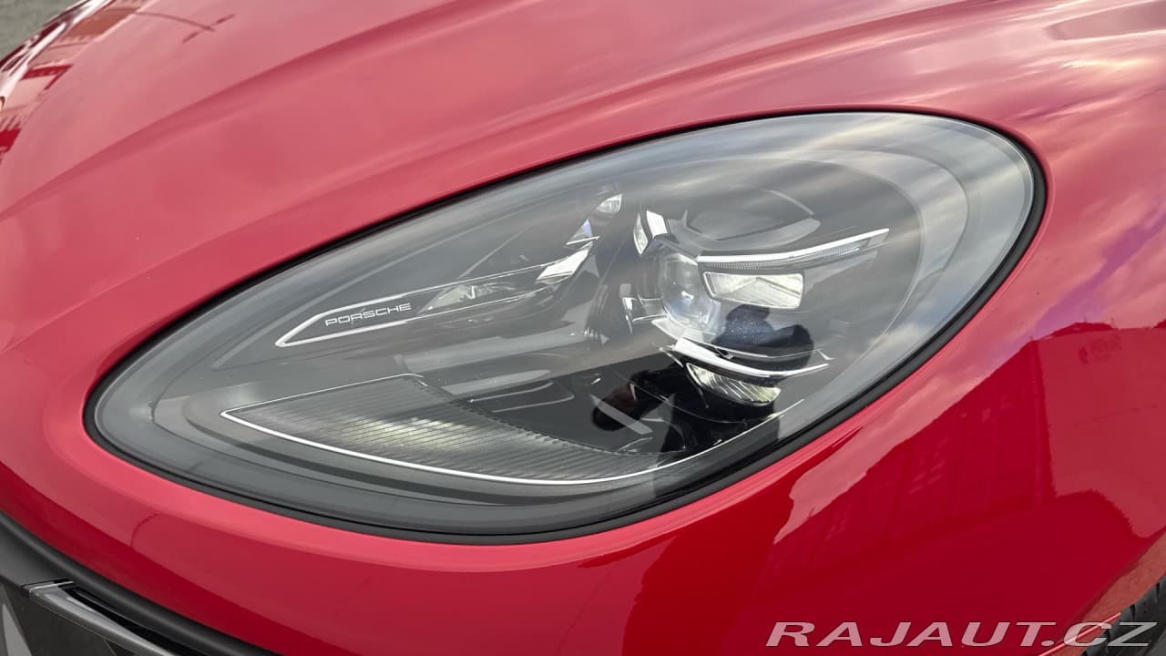 2022 Porsche Macan - 13