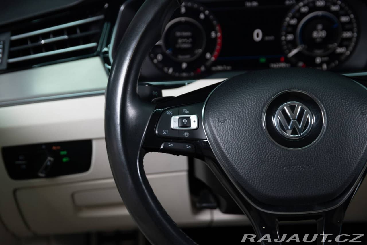 2019 Volkswagen Passat - 18