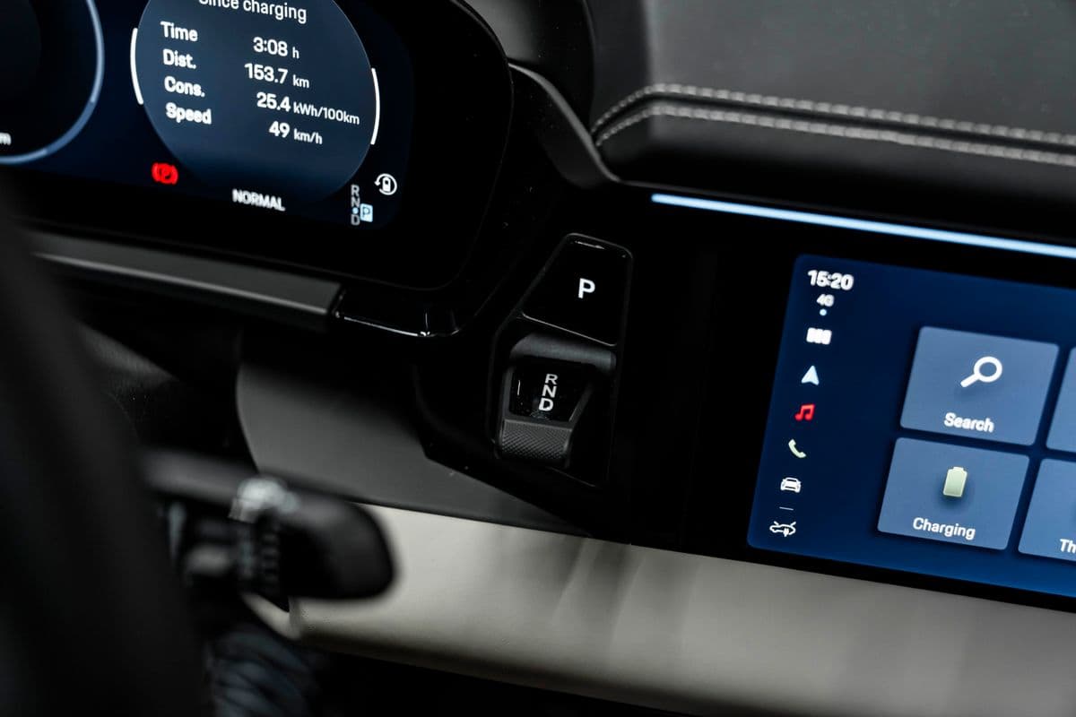 2025 Porsche Macan - 11