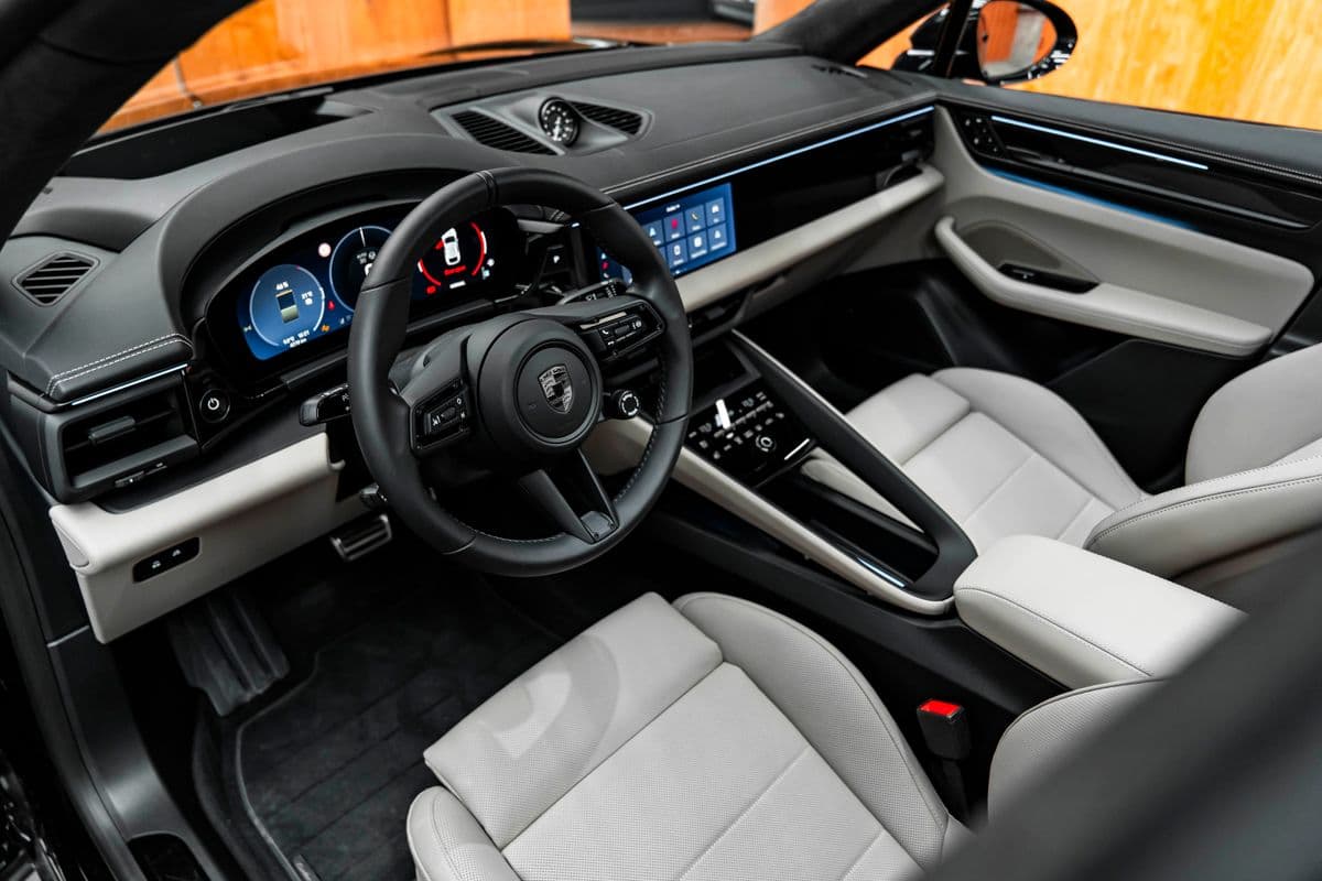 2025 Porsche Macan - 16